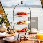 Frühstücksetagere mit Aussicht auf das Meer im La Spezia Frühstücksetagere mit Aussicht auf das Meer im La Spezia