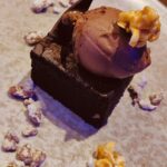 Caramel-Popcorn Brownie mit Eis im Surf & Turf Caramel-Popcorn Brownie mit Eis im Surf & Turf