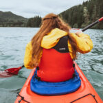 Frau Beim Paddeln Im Kanu In Der Ursprünglischen Natur Von Alaska. Frau Beim Paddeln Im Kanu In Der Ursprünglischen Natur Von Alaska.
