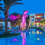 Beleuchtete Poolanlage Des Garden & Bungalow Suites.bei Nacht. Beleuchtete Poolanlage Des Garden & Bungalow Suites.bei Nacht.